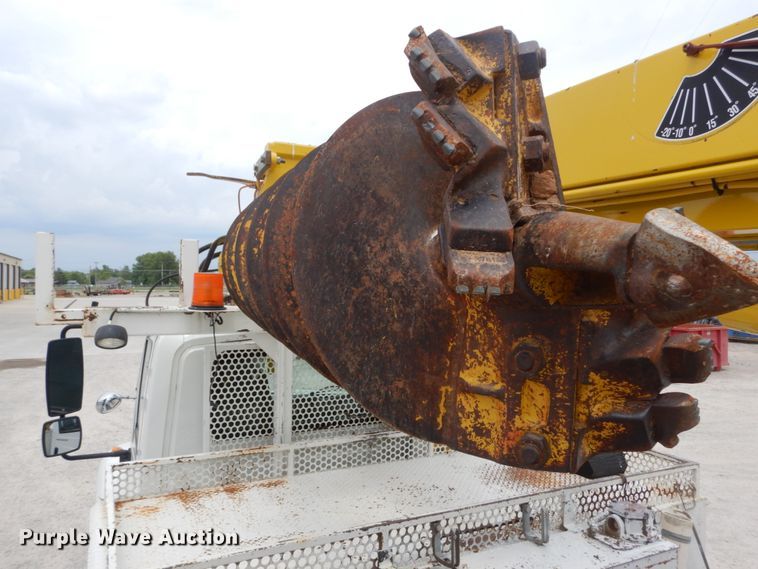 image for item IT9096 2002 International 7400  digger derrick truck