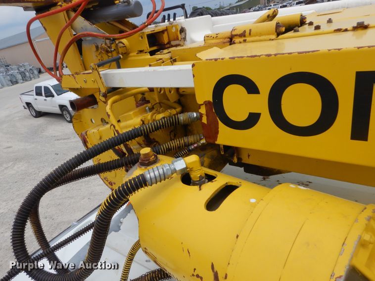 image for item IT9096 2002 International 7400  digger derrick truck