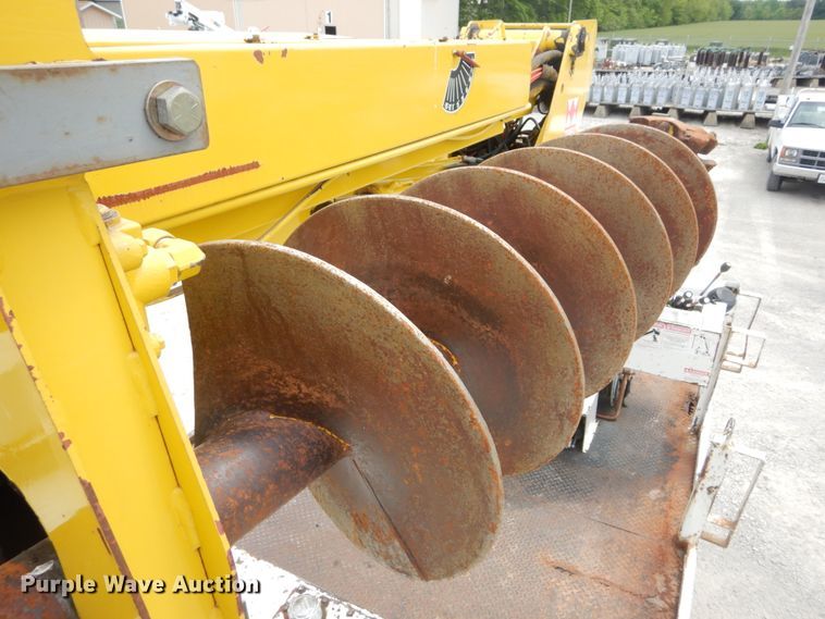 image for item IT9096 2002 International 7400  digger derrick truck