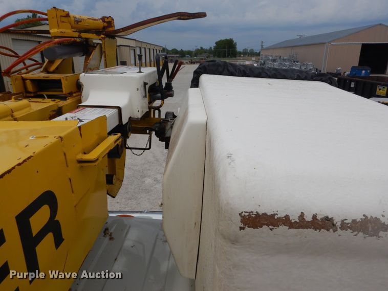 image for item IT9096 2002 International 7400  digger derrick truck