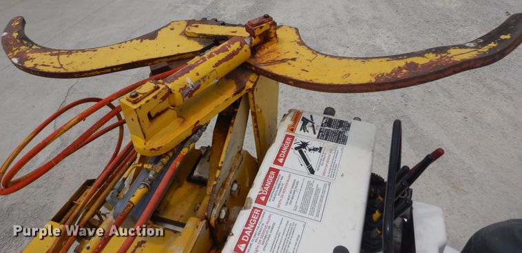 image for item IT9096 2002 International 7400  digger derrick truck