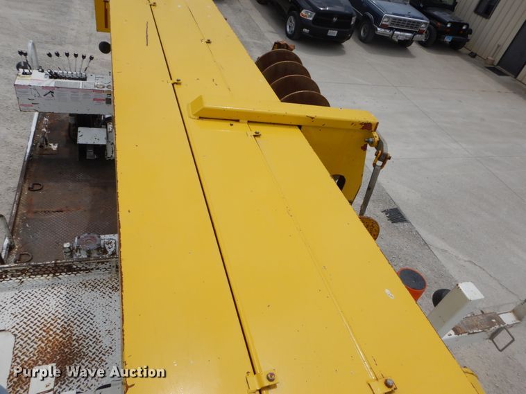 image for item IT9096 2002 International 7400  digger derrick truck