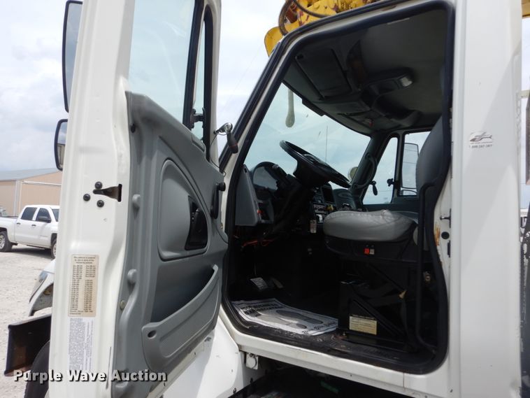 image for item IT9096 2002 International 7400  digger derrick truck