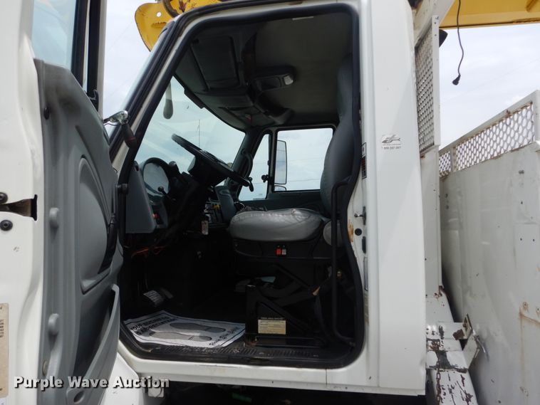 image for item IT9096 2002 International 7400  digger derrick truck