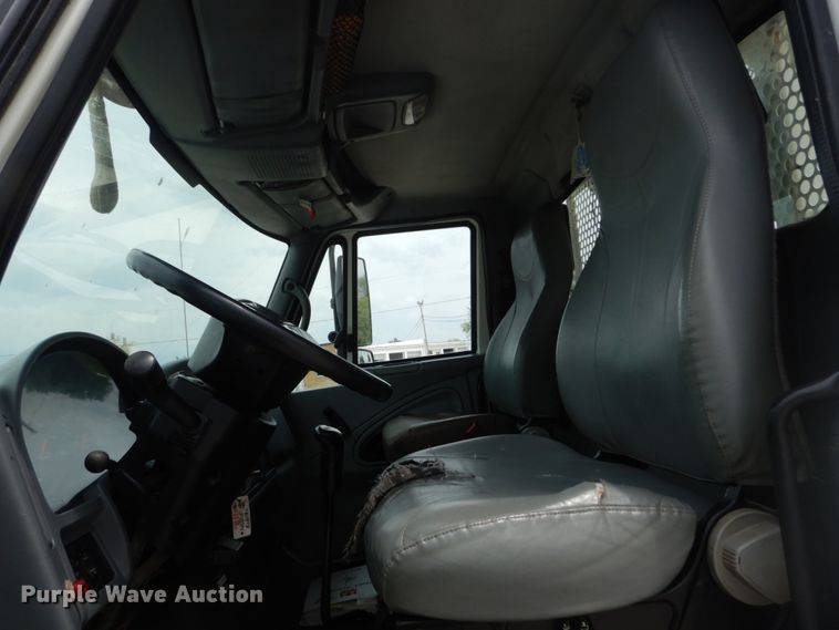 image for item IT9096 2002 International 7400  digger derrick truck