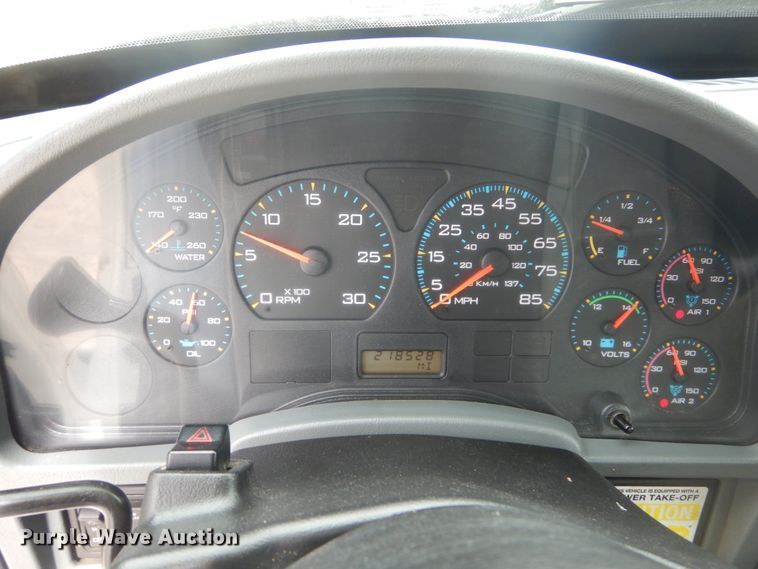 image for item IT9096 2002 International 7400  digger derrick truck