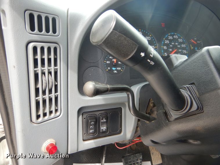 image for item IT9096 2002 International 7400  digger derrick truck