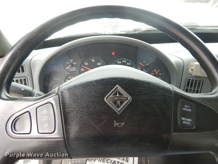 image for item IT9096 2002 International 7400  digger derrick truck