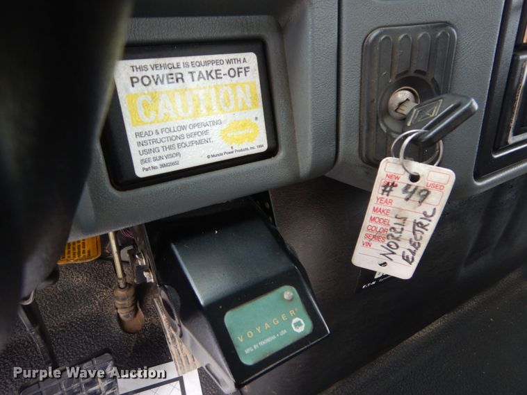 image for item IT9096 2002 International 7400  digger derrick truck