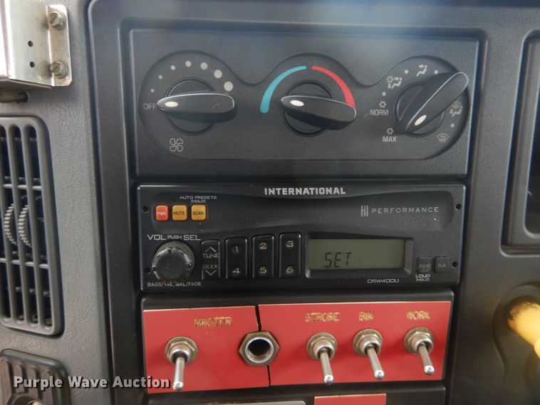 image for item IT9096 2002 International 7400  digger derrick truck