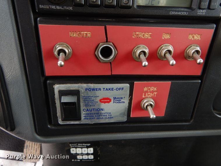 image for item IT9096 2002 International 7400  digger derrick truck