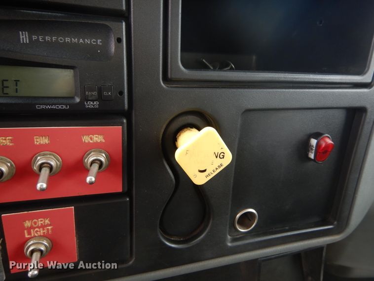 image for item IT9096 2002 International 7400  digger derrick truck