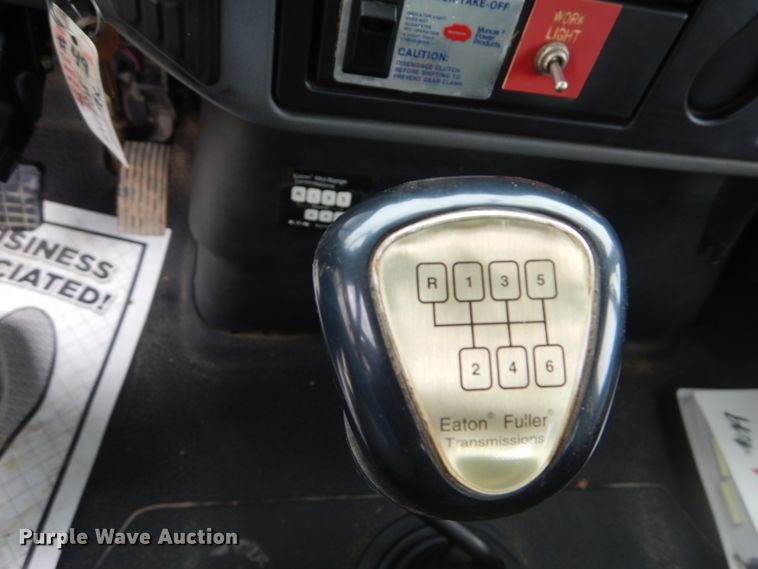 image for item IT9096 2002 International 7400  digger derrick truck