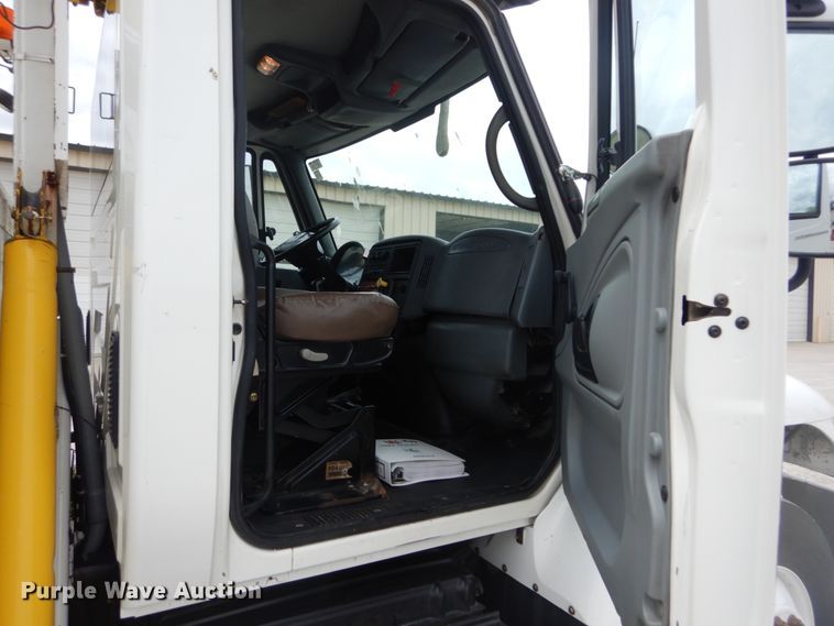 image for item IT9096 2002 International 7400  digger derrick truck