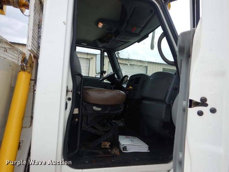 image for item IT9096 2002 International 7400  digger derrick truck