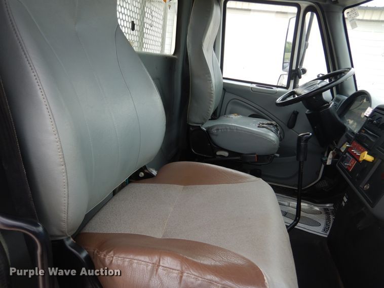 image for item IT9096 2002 International 7400  digger derrick truck