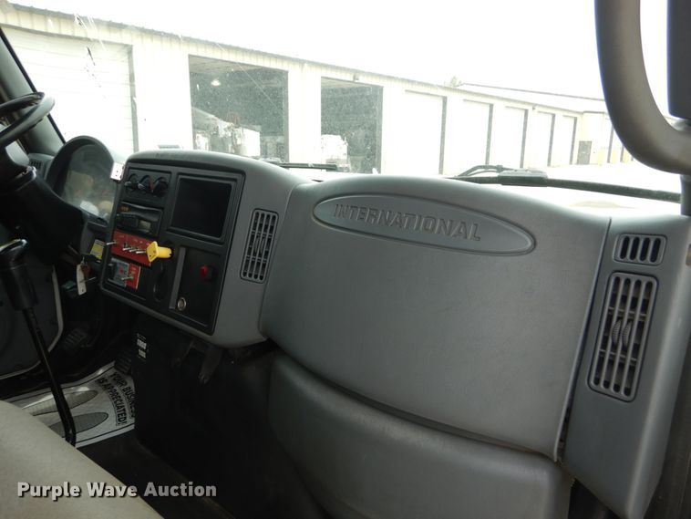 image for item IT9096 2002 International 7400  digger derrick truck