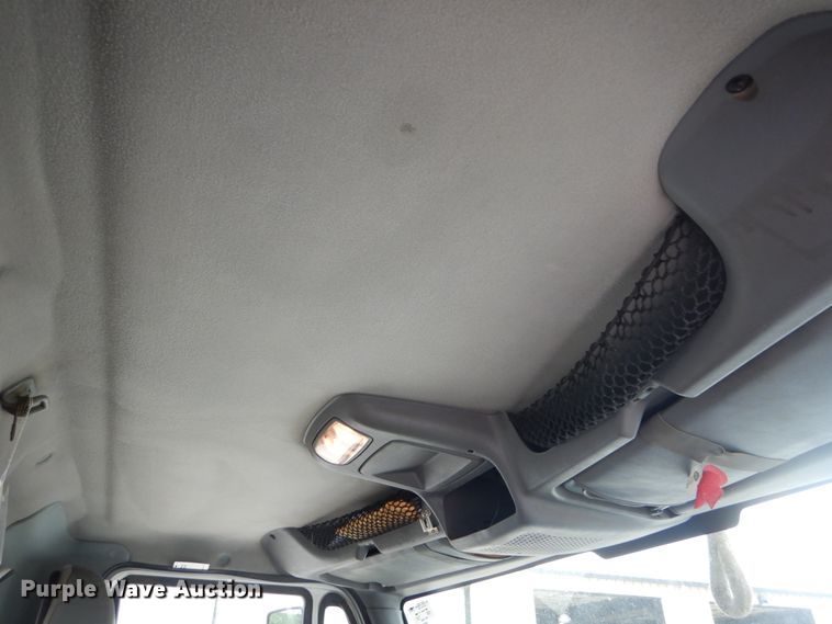 image for item IT9096 2002 International 7400  digger derrick truck