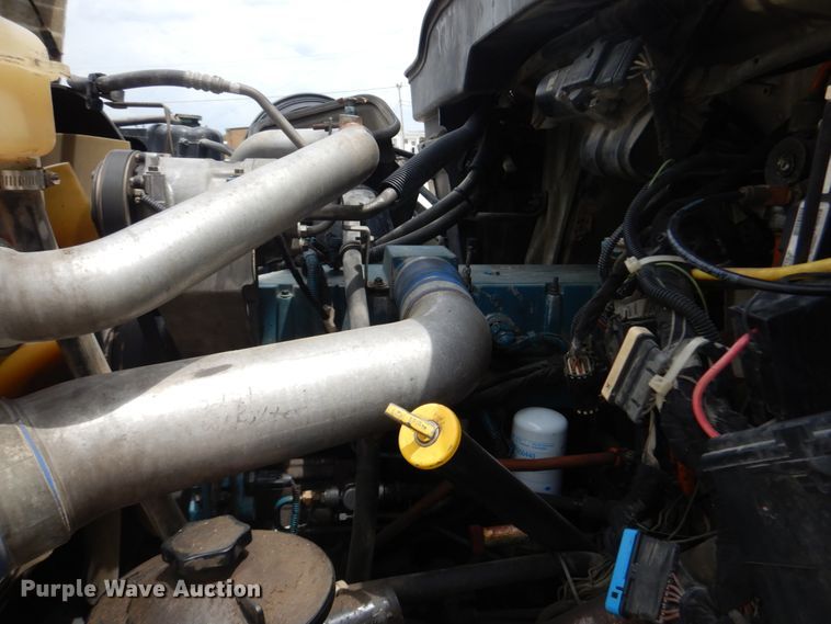 image for item IT9096 2002 International 7400  digger derrick truck