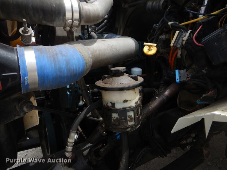 image for item IT9096 2002 International 7400  digger derrick truck