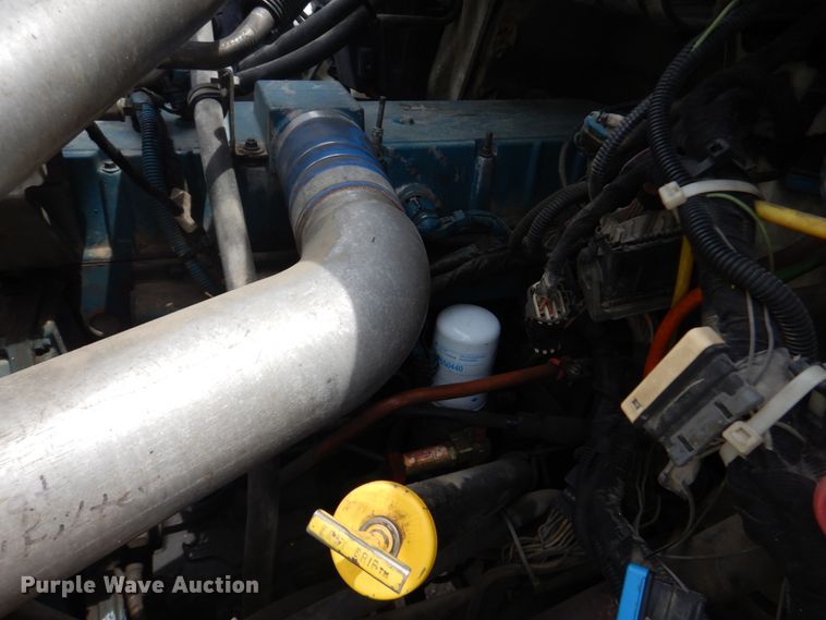 image for item IT9096 2002 International 7400  digger derrick truck