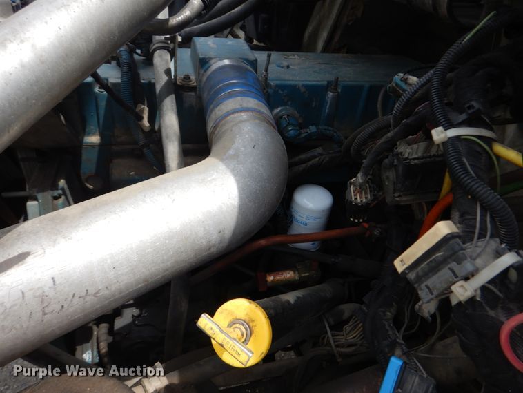 image for item IT9096 2002 International 7400  digger derrick truck