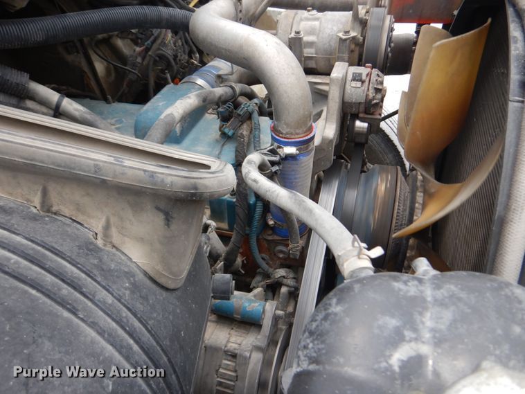 image for item IT9096 2002 International 7400  digger derrick truck