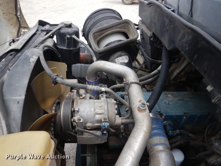 image for item IT9096 2002 International 7400  digger derrick truck