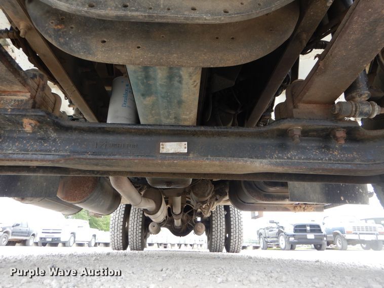 image for item IT9096 2002 International 7400  digger derrick truck