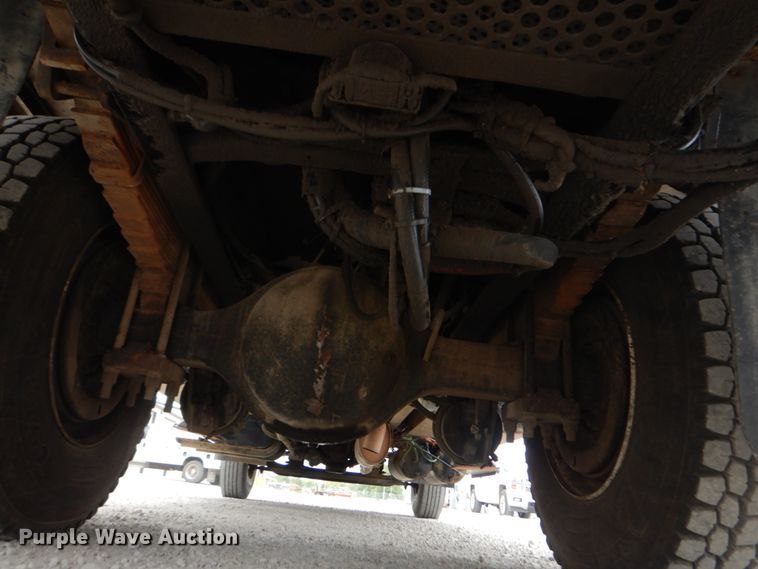 image for item IT9096 2002 International 7400  digger derrick truck