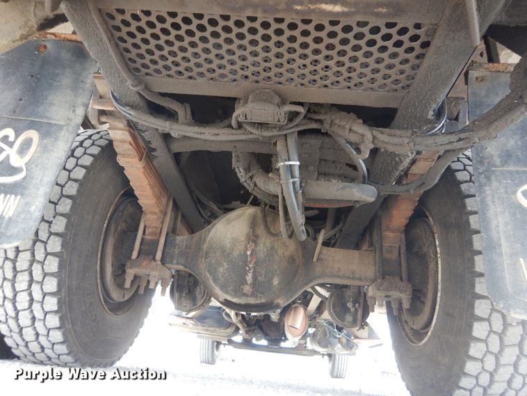 image for item IT9096 2002 International 7400  digger derrick truck