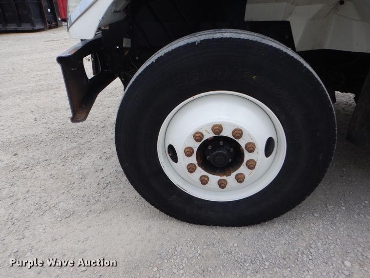 image for item IT9096 2002 International 7400  digger derrick truck