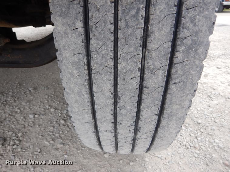 image for item IT9096 2002 International 7400  digger derrick truck