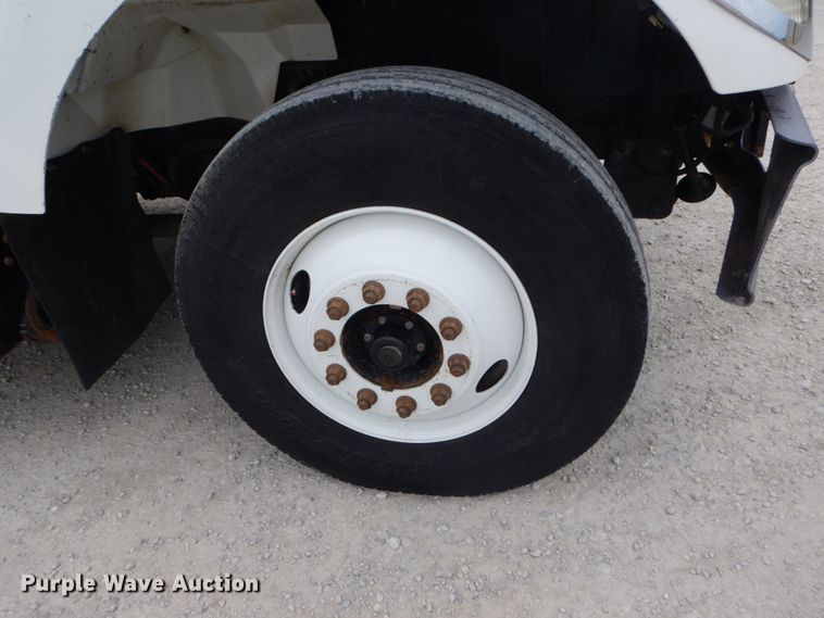 image for item IT9096 2002 International 7400  digger derrick truck