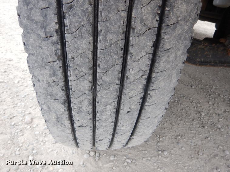 image for item IT9096 2002 International 7400  digger derrick truck