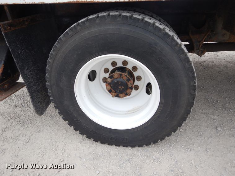 image for item IT9096 2002 International 7400  digger derrick truck