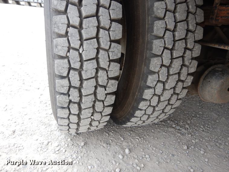 image for item IT9096 2002 International 7400  digger derrick truck