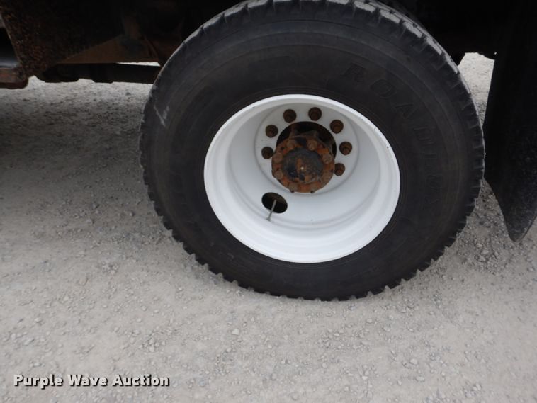 image for item IT9096 2002 International 7400  digger derrick truck