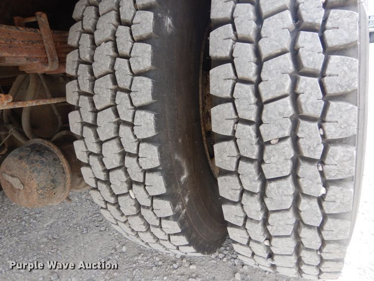 image for item IT9096 2002 International 7400  digger derrick truck