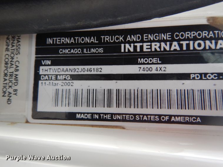 image for item IT9096 2002 International 7400  digger derrick truck