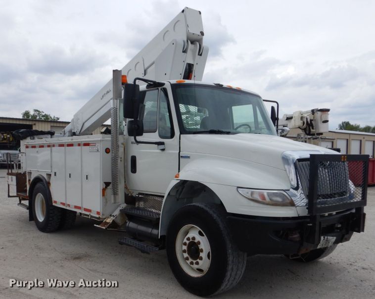 image for item IT9098 2008 International Dura Star 4400  bucket truck