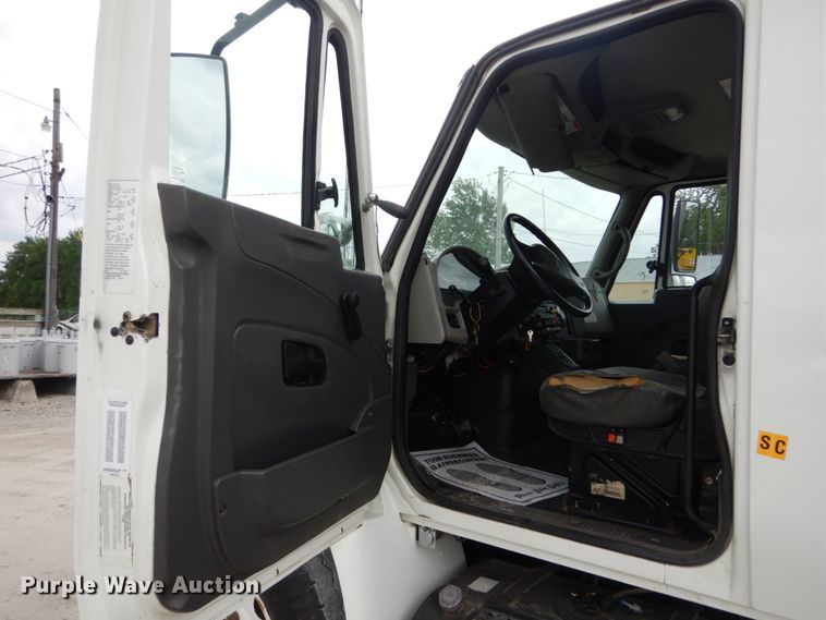 image for item IT9098 2008 International Dura Star 4400  bucket truck