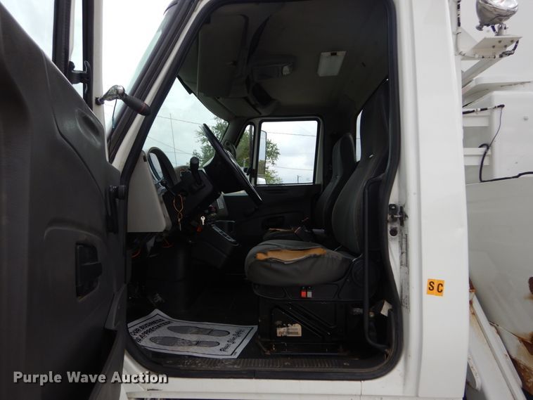 image for item IT9098 2008 International Dura Star 4400  bucket truck