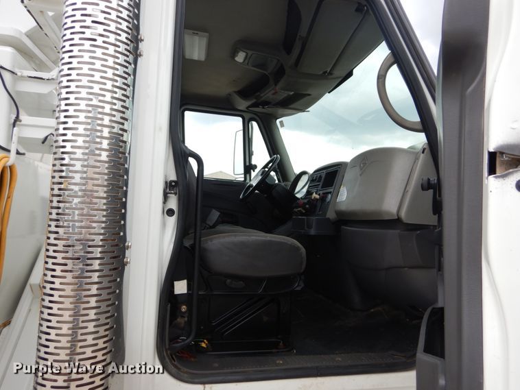 image for item IT9098 2008 International Dura Star 4400  bucket truck