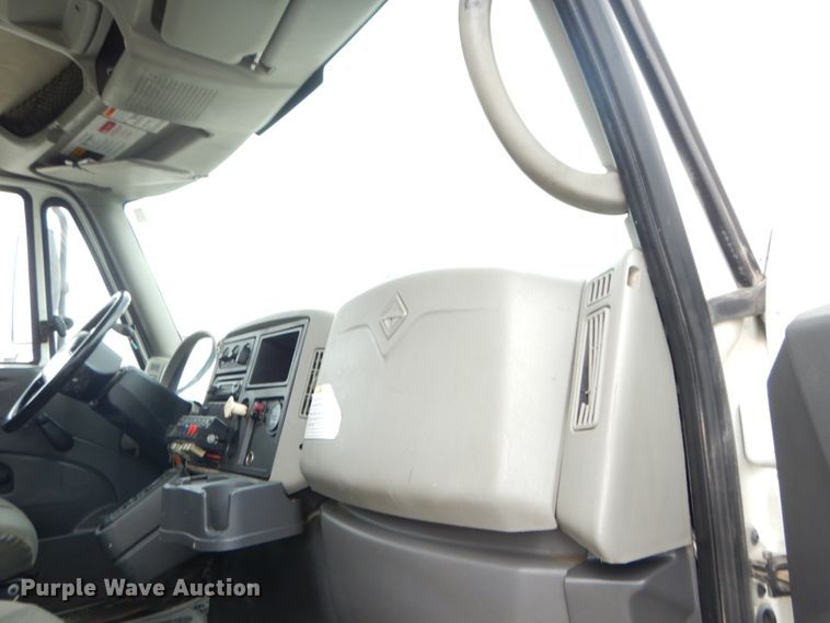 image for item IT9098 2008 International Dura Star 4400  bucket truck