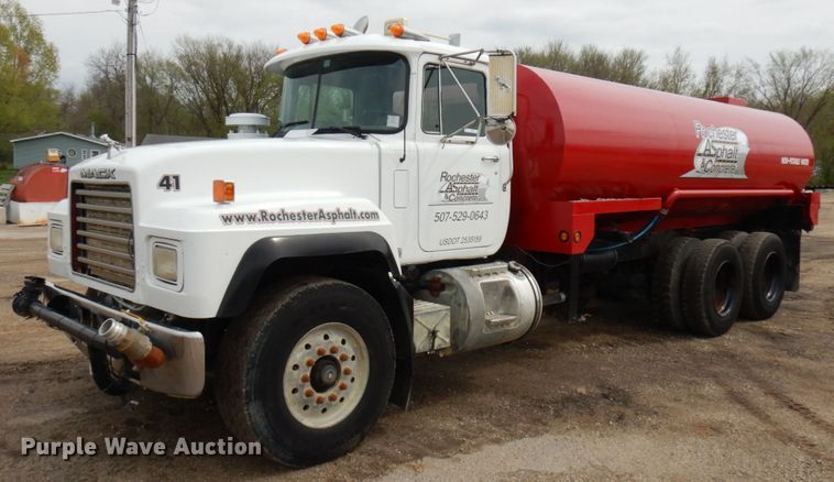 image for item IT9297 2001 Mack RD688S  water truck