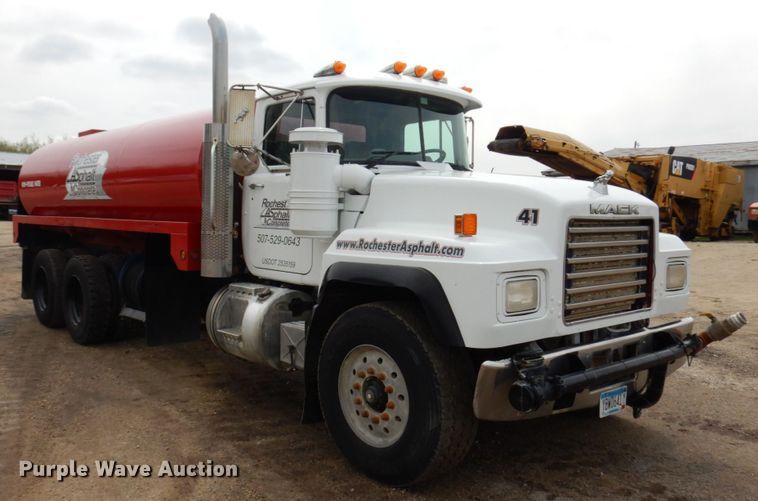 image for item IT9297 2001 Mack RD688S  water truck