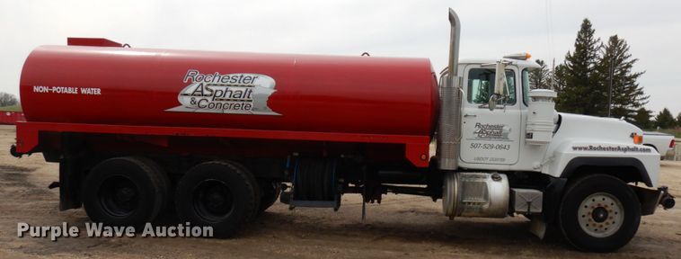 image for item IT9297 2001 Mack RD688S  water truck