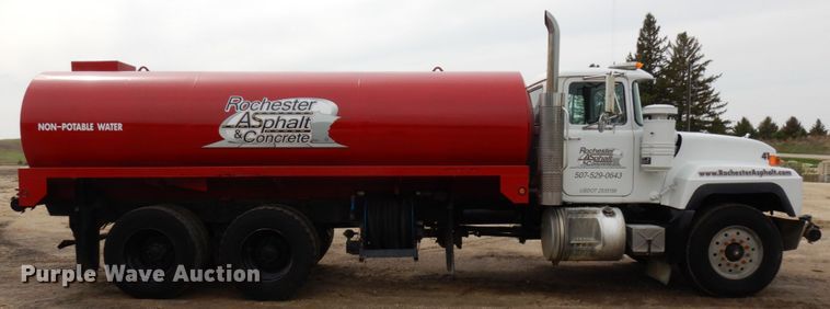 image for item IT9297 2001 Mack RD688S  water truck