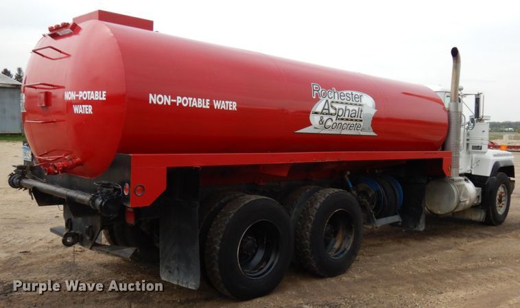 image for item IT9297 2001 Mack RD688S  water truck